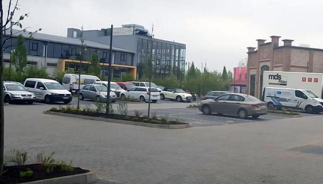 Fertiggestellter Parkplatz mit parkenden Autos